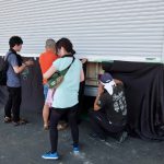 大型バスを倉庫内に入れて再現ドラマ