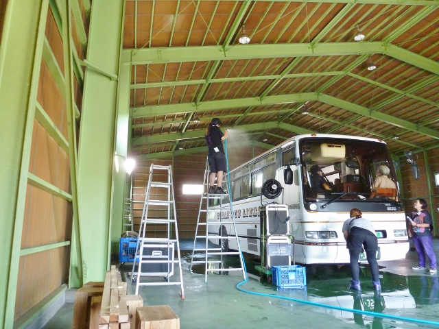 大型バス　倉庫撮影
